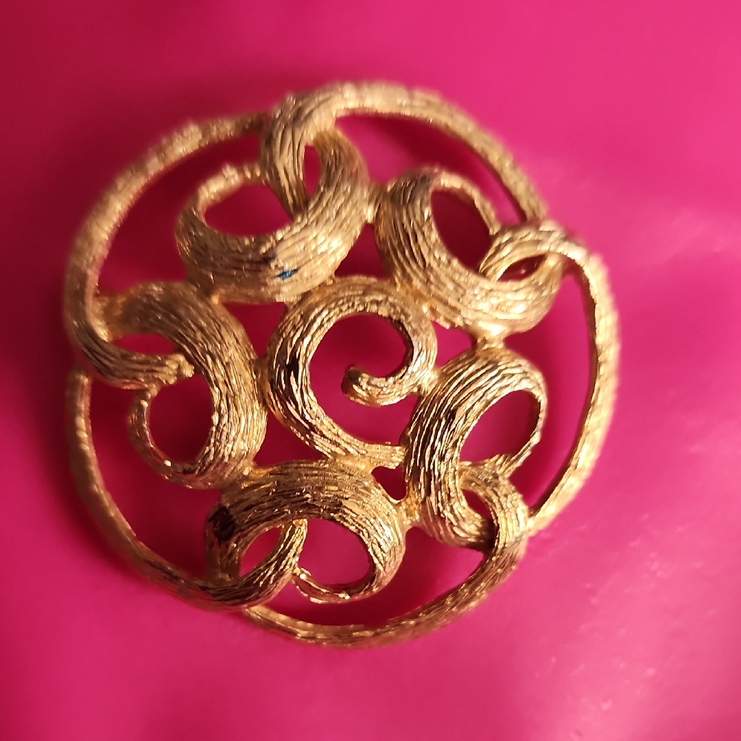 Vintage Sarah Coventry Goldtone Swirl Brooch 10$